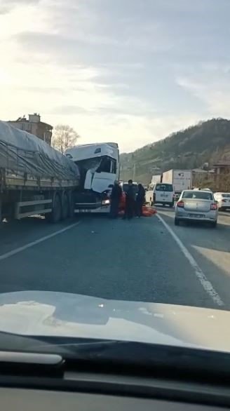 Artvin’de 3 aracın karıştığı kaza kameralara yansıdı