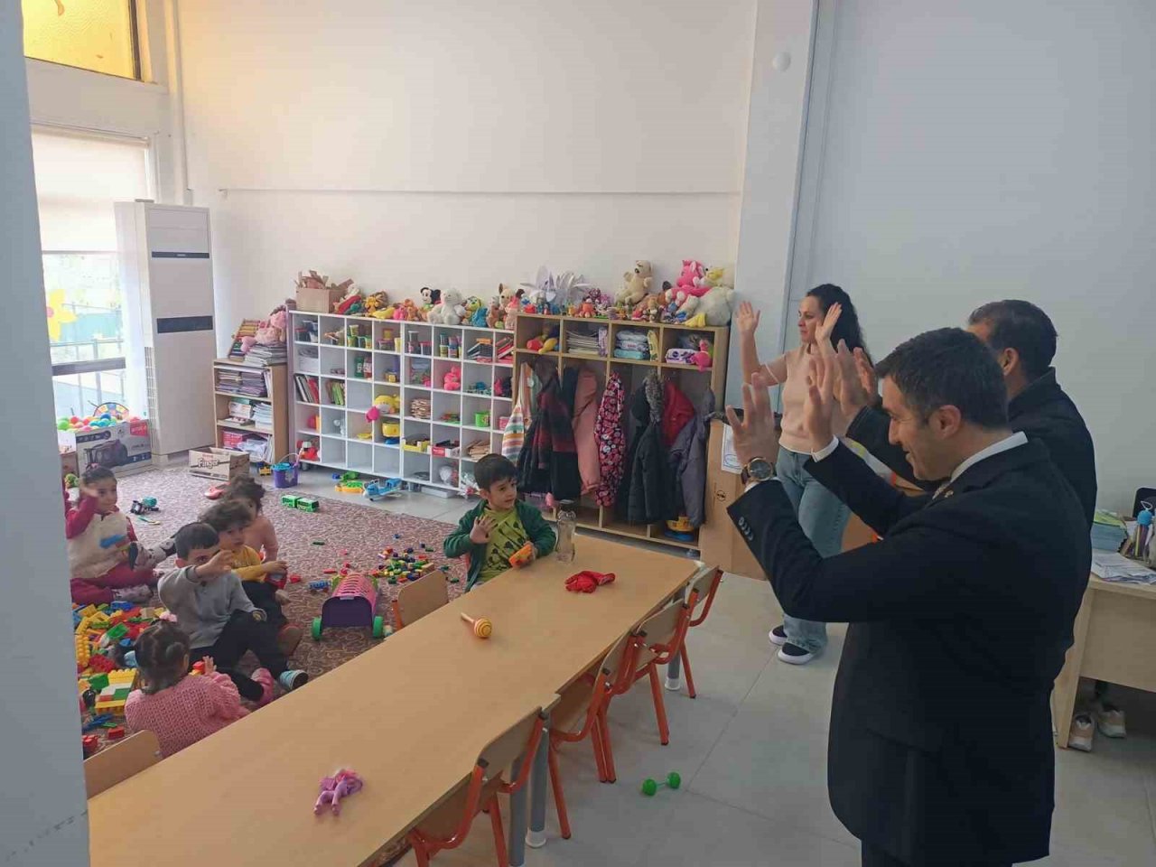 Müdür Turan, depremzedelerin acılarına ortak oldu