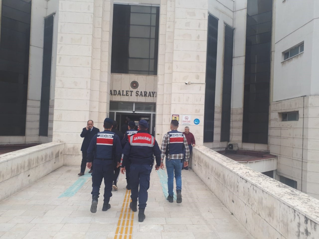 Ev soyan 3 şüpheli jandarmadan kaçamadı