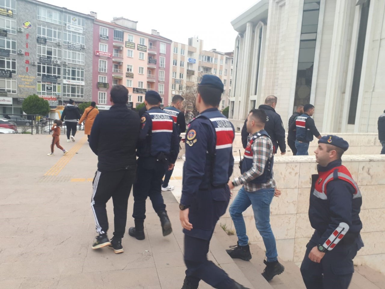 Ev soyan 3 şüpheli jandarmadan kaçamadı