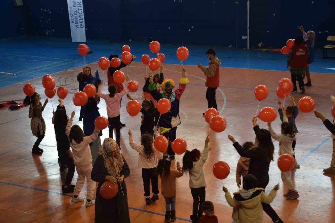 Kozluk’ta depremzede çocuklar doyasıya eğlendi.