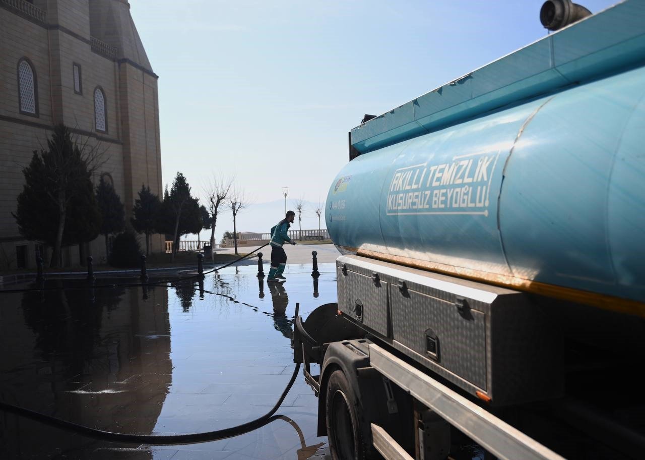 Beyoğlu Belediyesi Kahramanmaraş’ta temizlik çalışmalarına destek veriyor