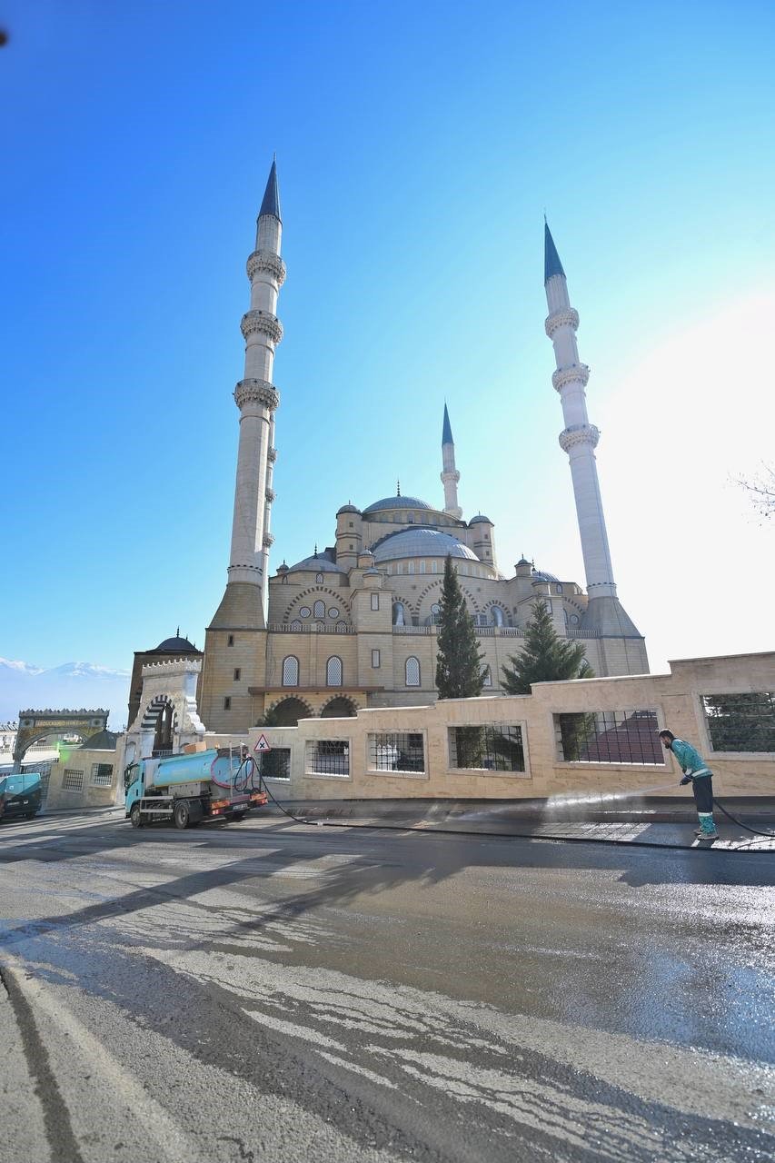 Beyoğlu Belediyesi Kahramanmaraş’ta temizlik çalışmalarına destek veriyor