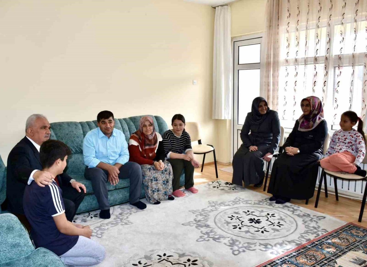 Müftü Erhun depremzede ailelerle bir araya geldi