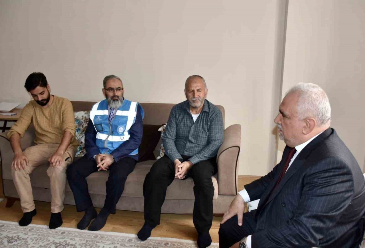 Müftü Erhun depremzede ailelerle bir araya geldi