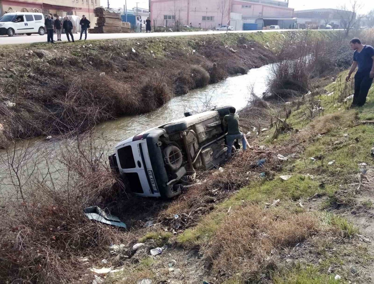 Kontrolden çıkan araç, dereye uçtu