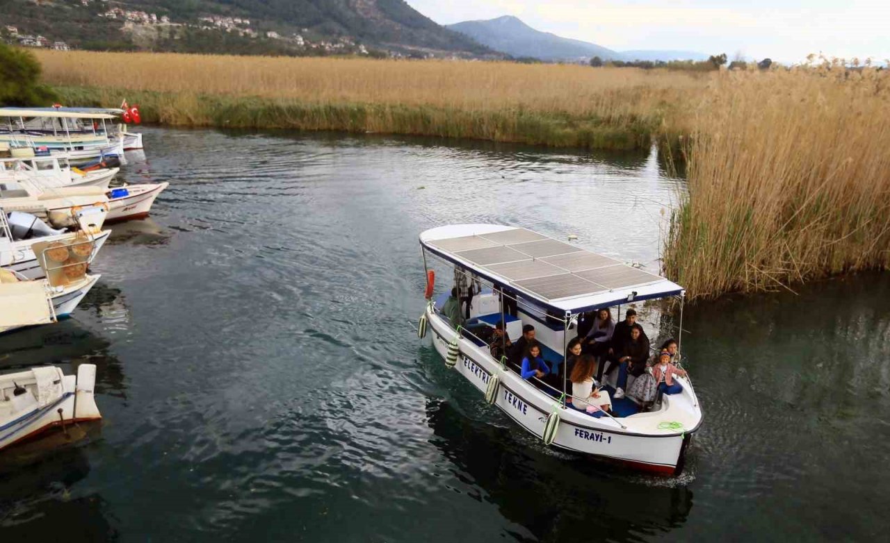 Su ve kuş sesi eşliğinde Kadın Azmağı’nda tekne turu