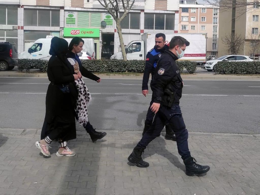 Bu da oyuncak bebekli dilenci