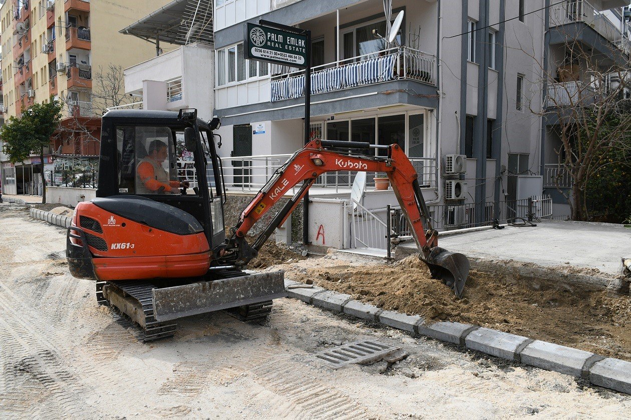 Kuşadası’nda Cumhuriyet Mahallesi’nin yedi sokağı yenilendi