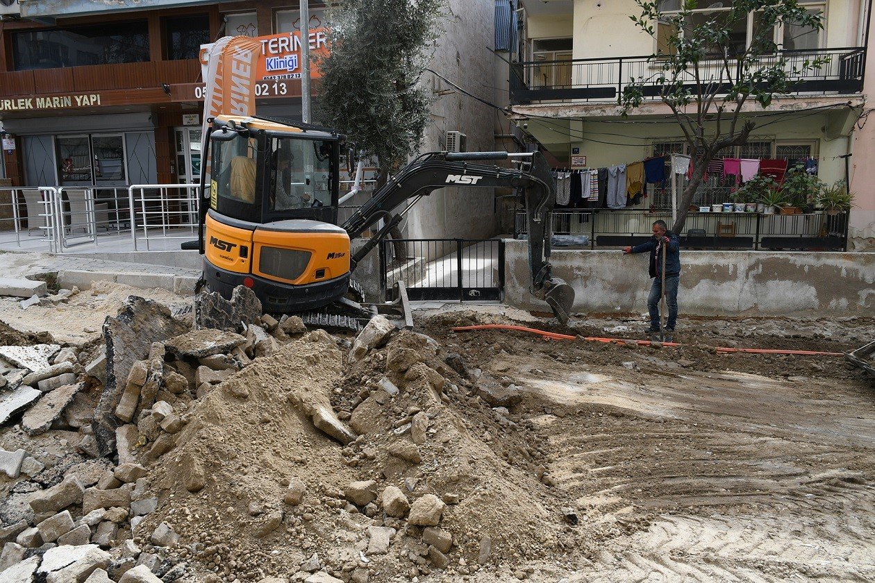 Kuşadası’nda Cumhuriyet Mahallesi’nin yedi sokağı yenilendi