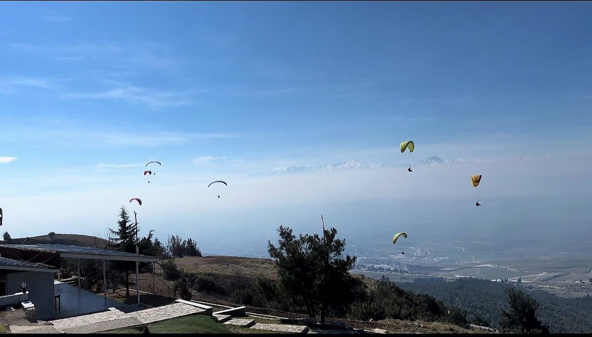 Deprem şehitleri 380 metre yüksekte anıldı