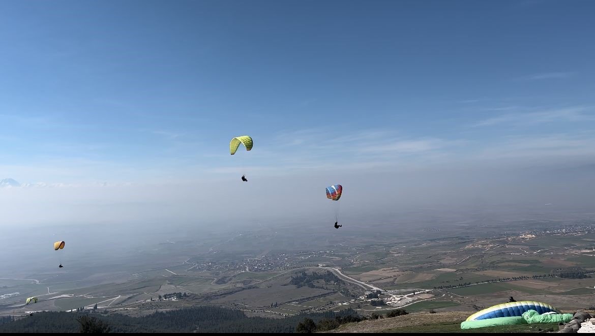 Deprem şehitleri 380 metre yüksekte anıldı