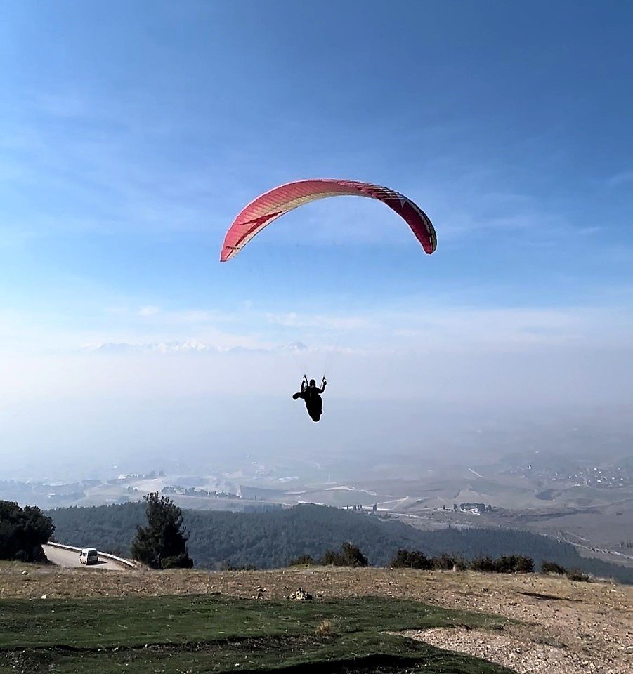 Deprem şehitleri 380 metre yüksekte anıldı