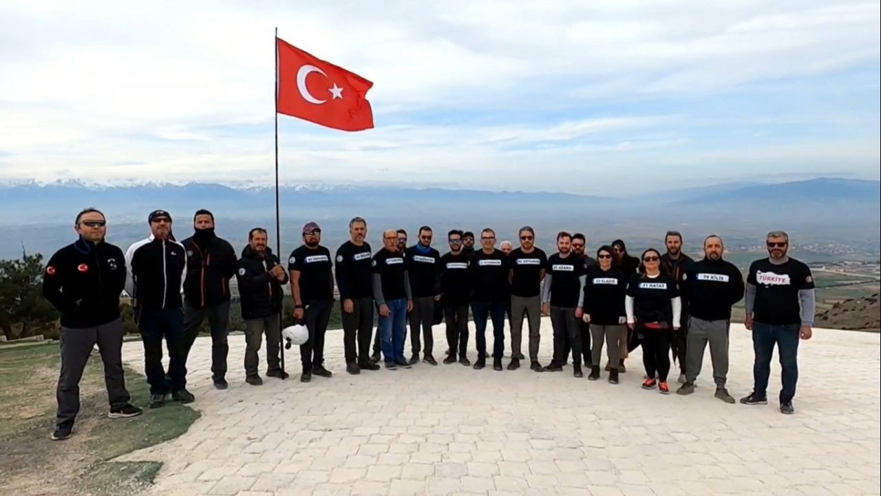 Deprem şehitleri 380 metre yüksekte anıldı