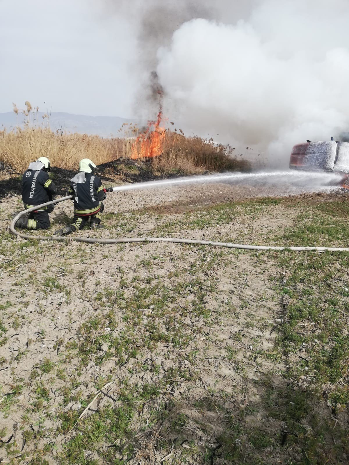Alev alan iş makinesi kullanılamaz hale geldi