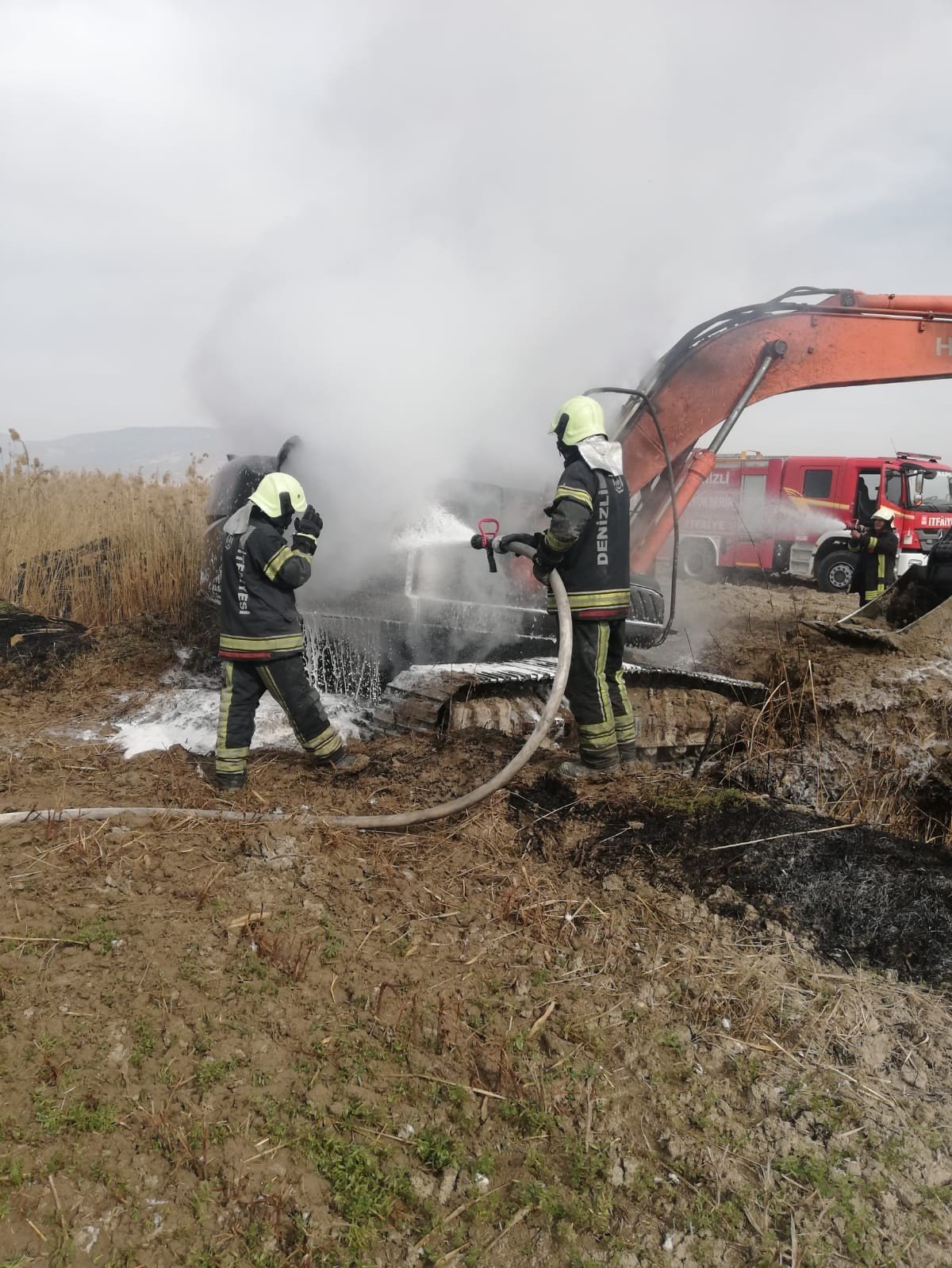 Alev alan iş makinesi kullanılamaz hale geldi