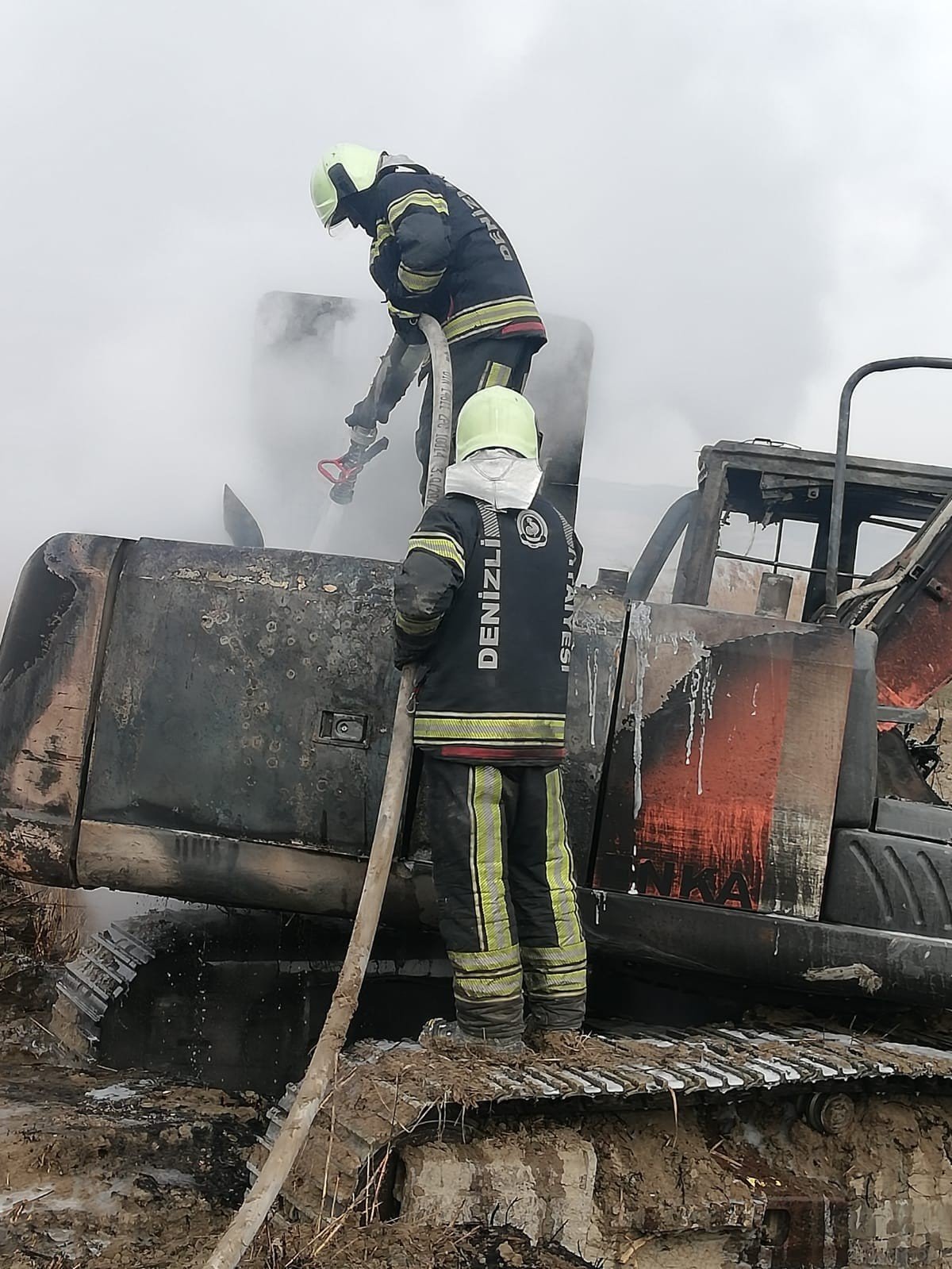 Alev alan iş makinesi kullanılamaz hale geldi