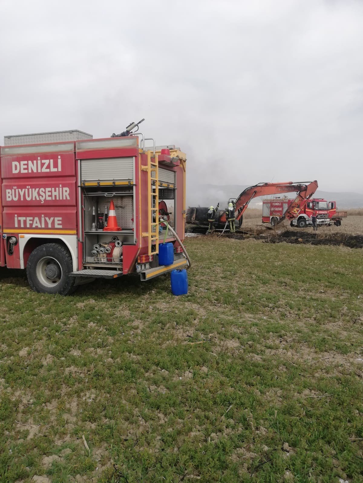 Alev alan iş makinesi kullanılamaz hale geldi