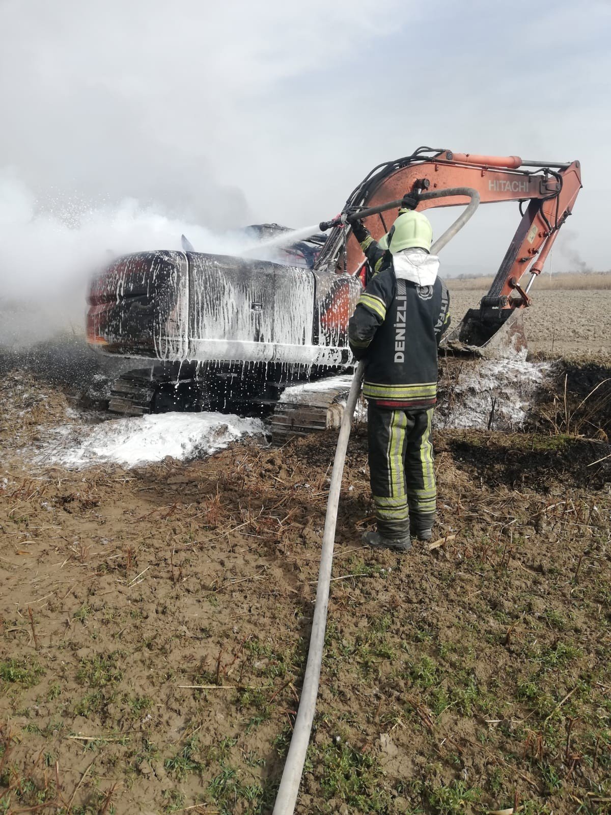 Alev alan iş makinesi kullanılamaz hale geldi