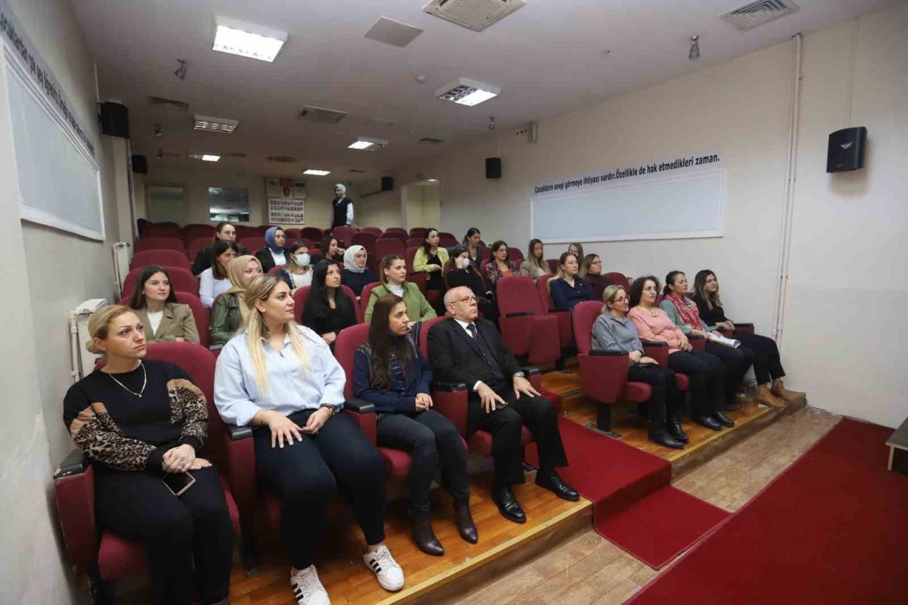 Kartal’da kreş öğretmenleri çocuklara depremi anlatmak için eğitim aldı