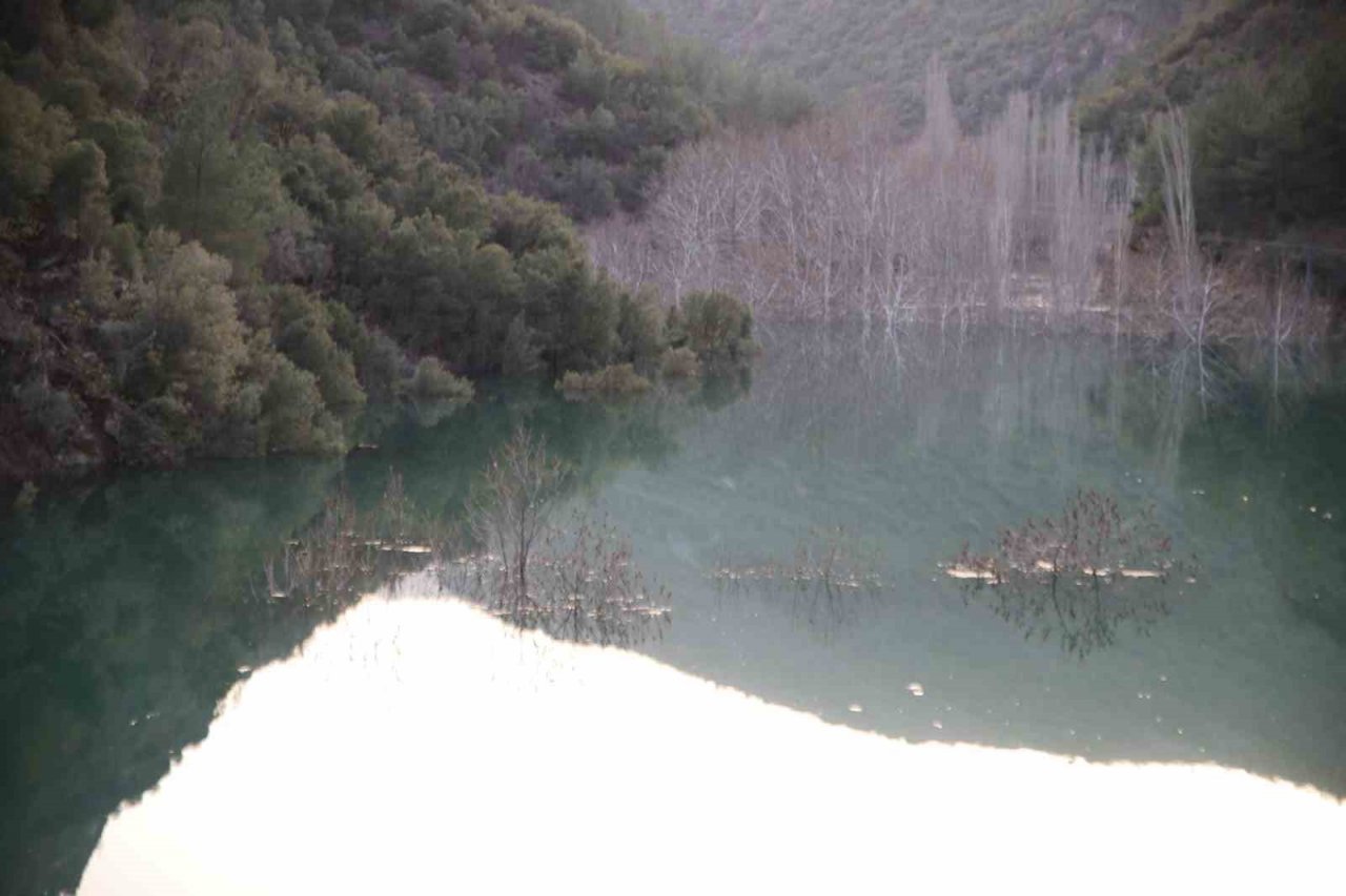 Depremde dağ dağa kavuştu, doğal göl oluştu