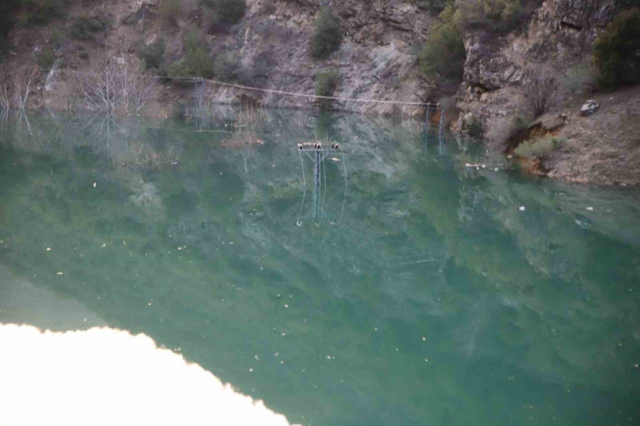 Depremde dağ dağa kavuştu, doğal göl oluştu