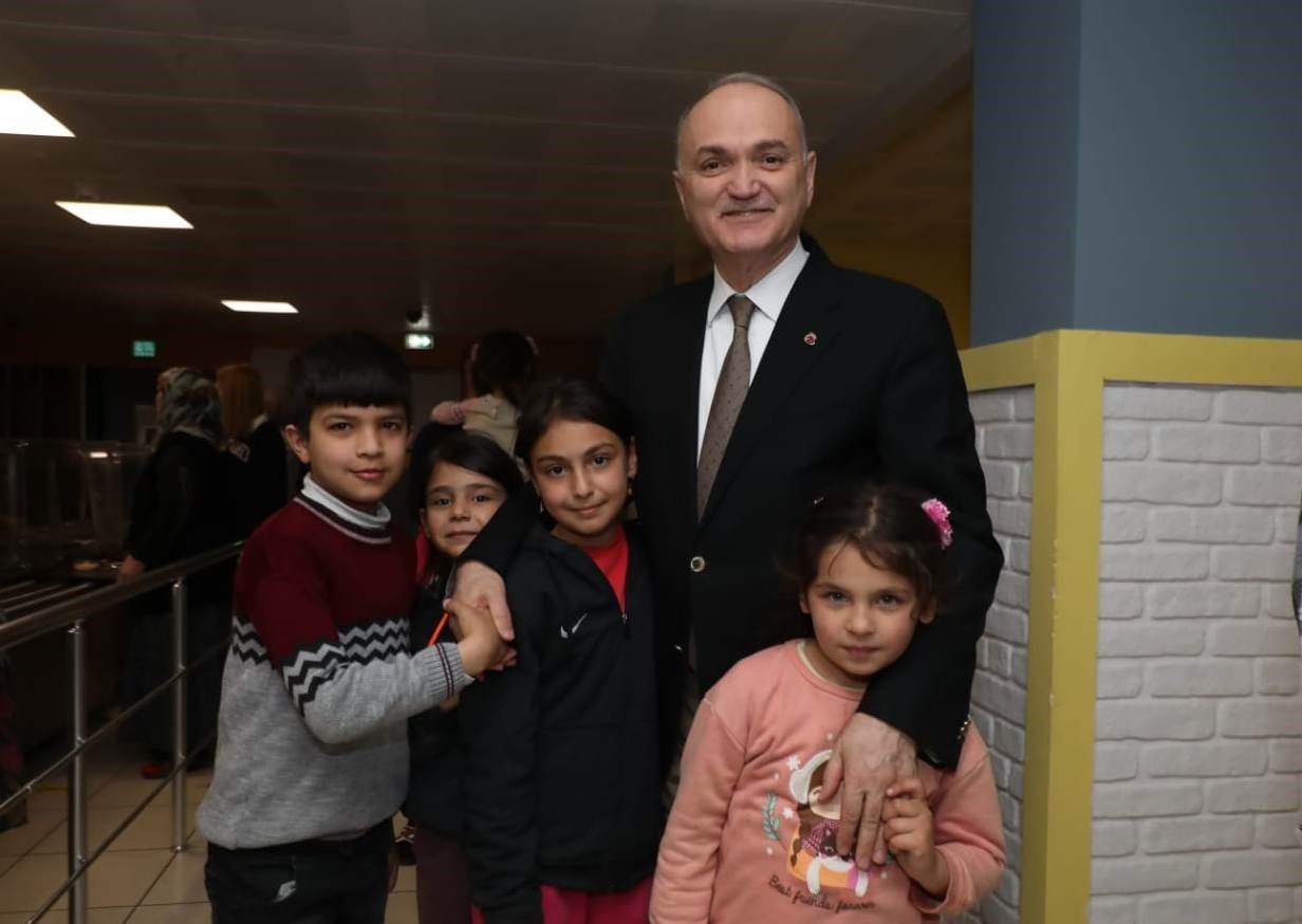 Başkan Özlü depremzedeleri ziyaret etti