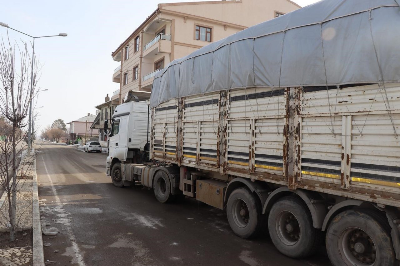 Deprem bölgesine yonca balyası desteği