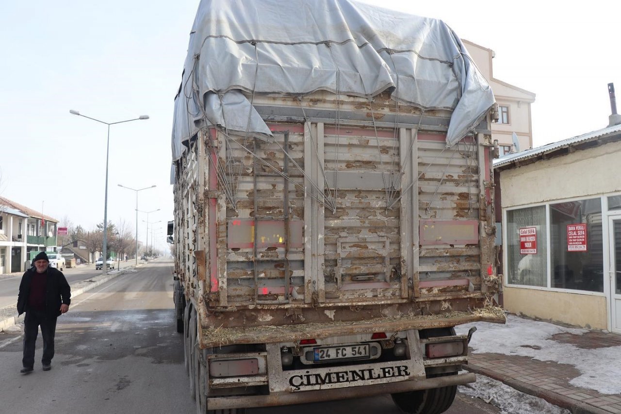 Deprem bölgesine yonca balyası desteği
