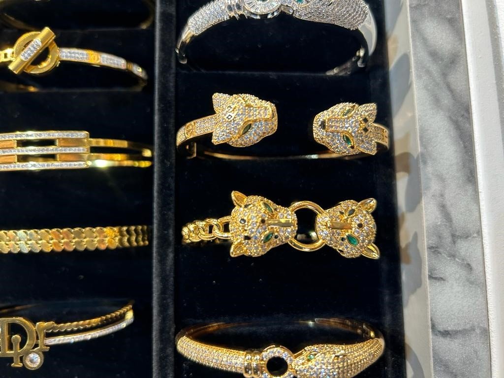 Gerçek sandığı imitasyon bileziği çaldı, güvenlik kamerasına yakalandı