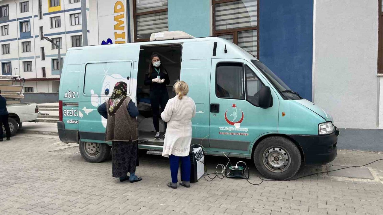 Ağız ve Diş Sağlığı Gezici Tarama Aracı yurtta kalan depremzedelere hizmet veriyor