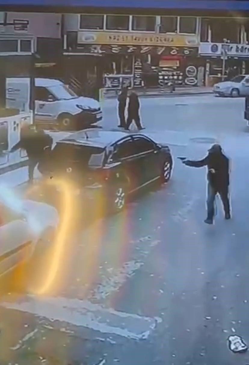 Pendik’te esnafa kurşun yağdırdı: O anlar kamerada