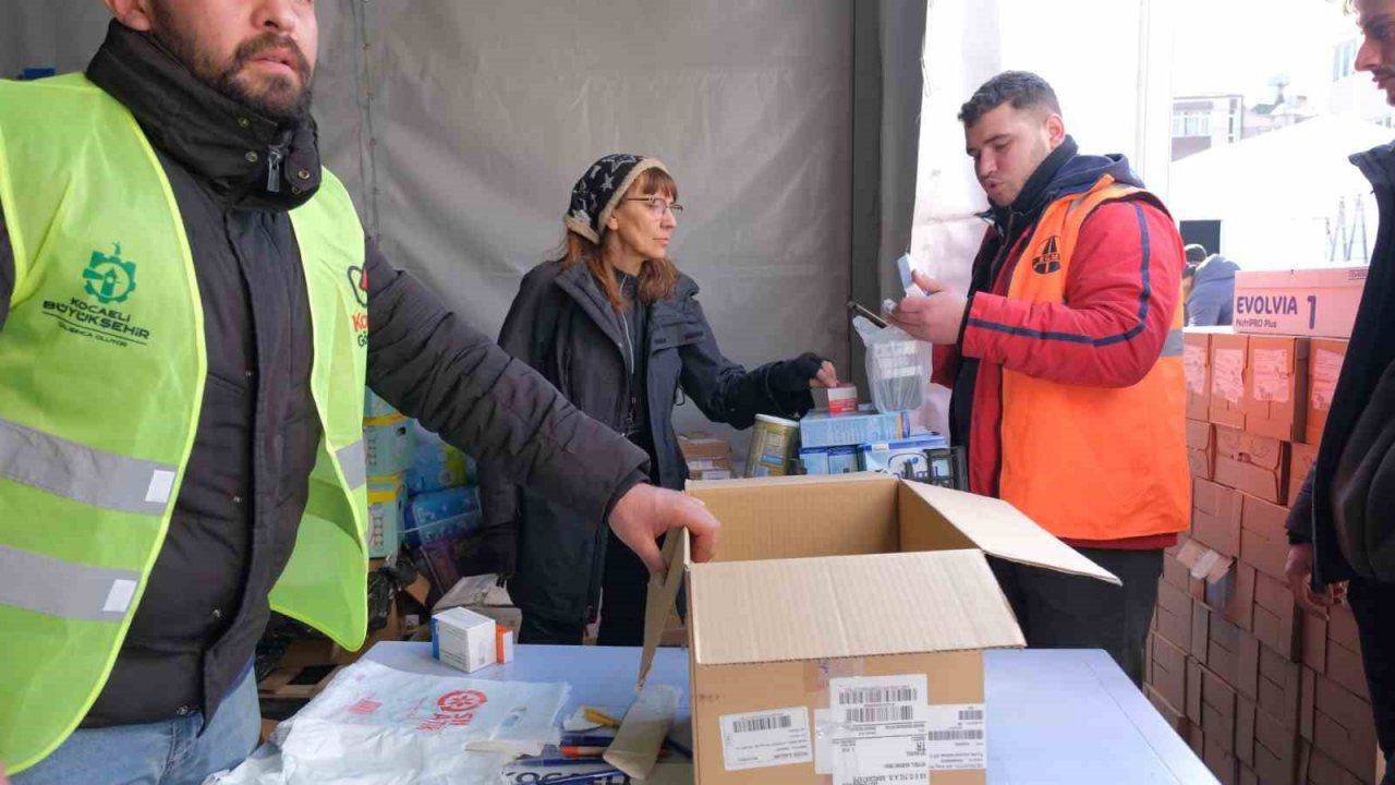 Defne’deki sahra eczanesinde depremzedelerin ilaç ihtiyacı karşılanıyor