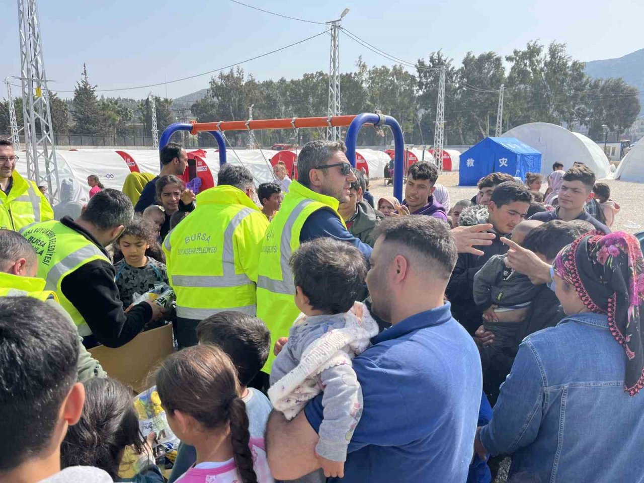 Bursa Büyükşehir Belediyesi Hatay’da depremzedelerin yaralarını sarıyor
