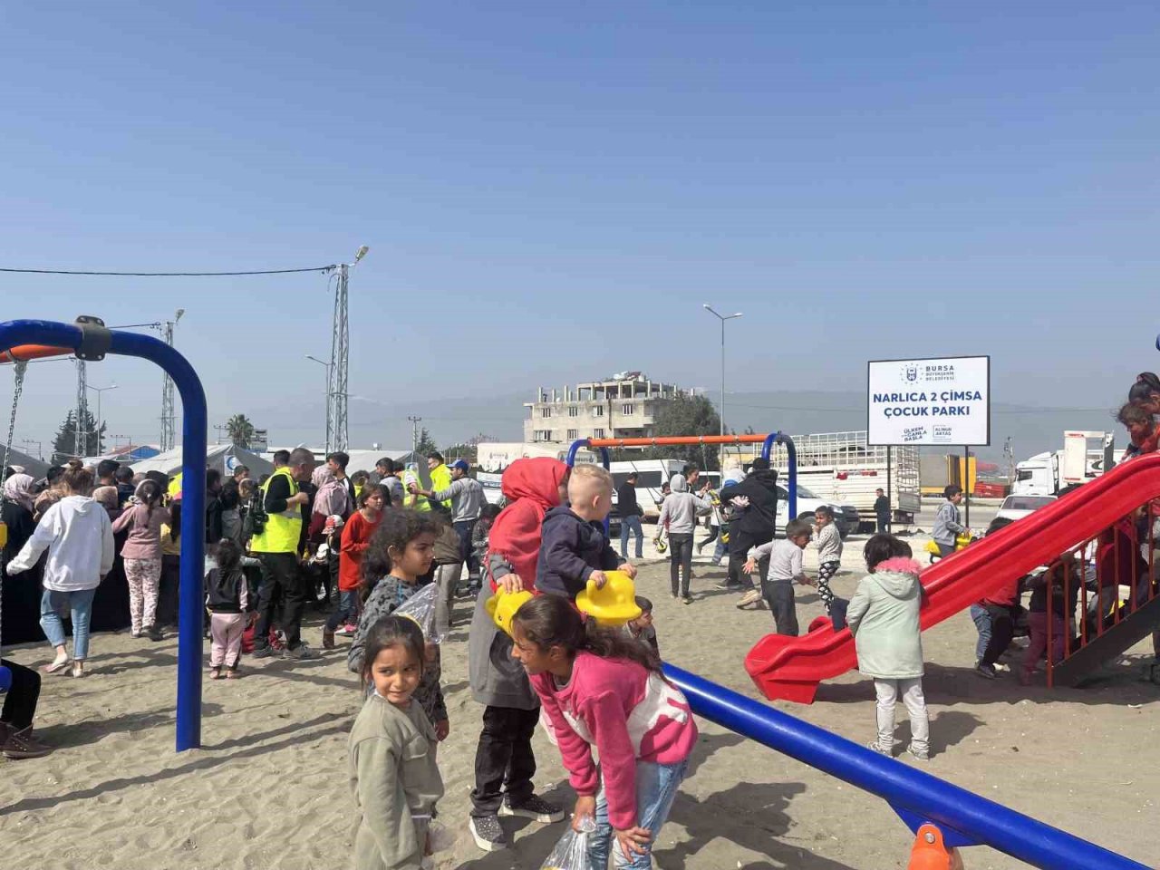 Bursa Büyükşehir Belediyesi Hatay’da depremzedelerin yaralarını sarıyor