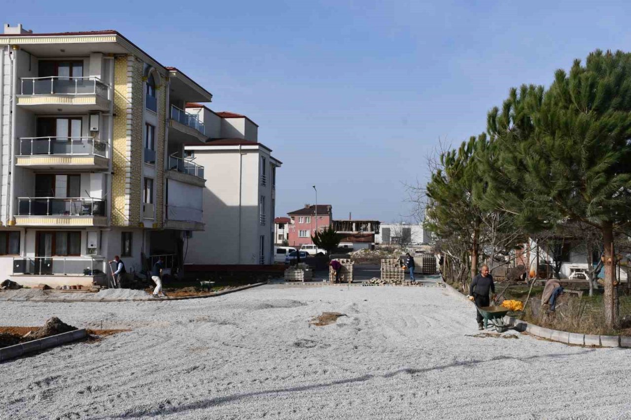 İznik’te kilitli parke taşı çalışmaları devam ediyor