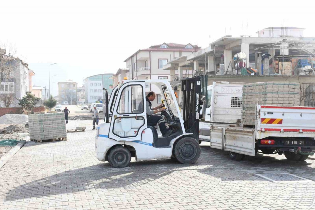 İznik’te kilitli parke taşı çalışmaları devam ediyor