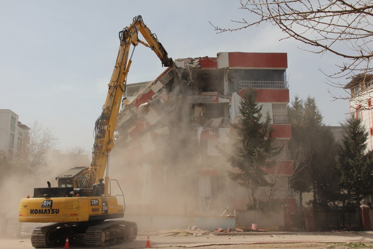 Hasarlı binalar bir bir yıkılıyor