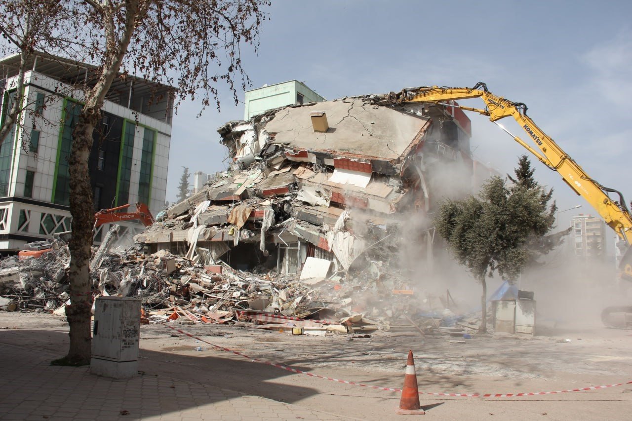 Hasarlı binalar bir bir yıkılıyor