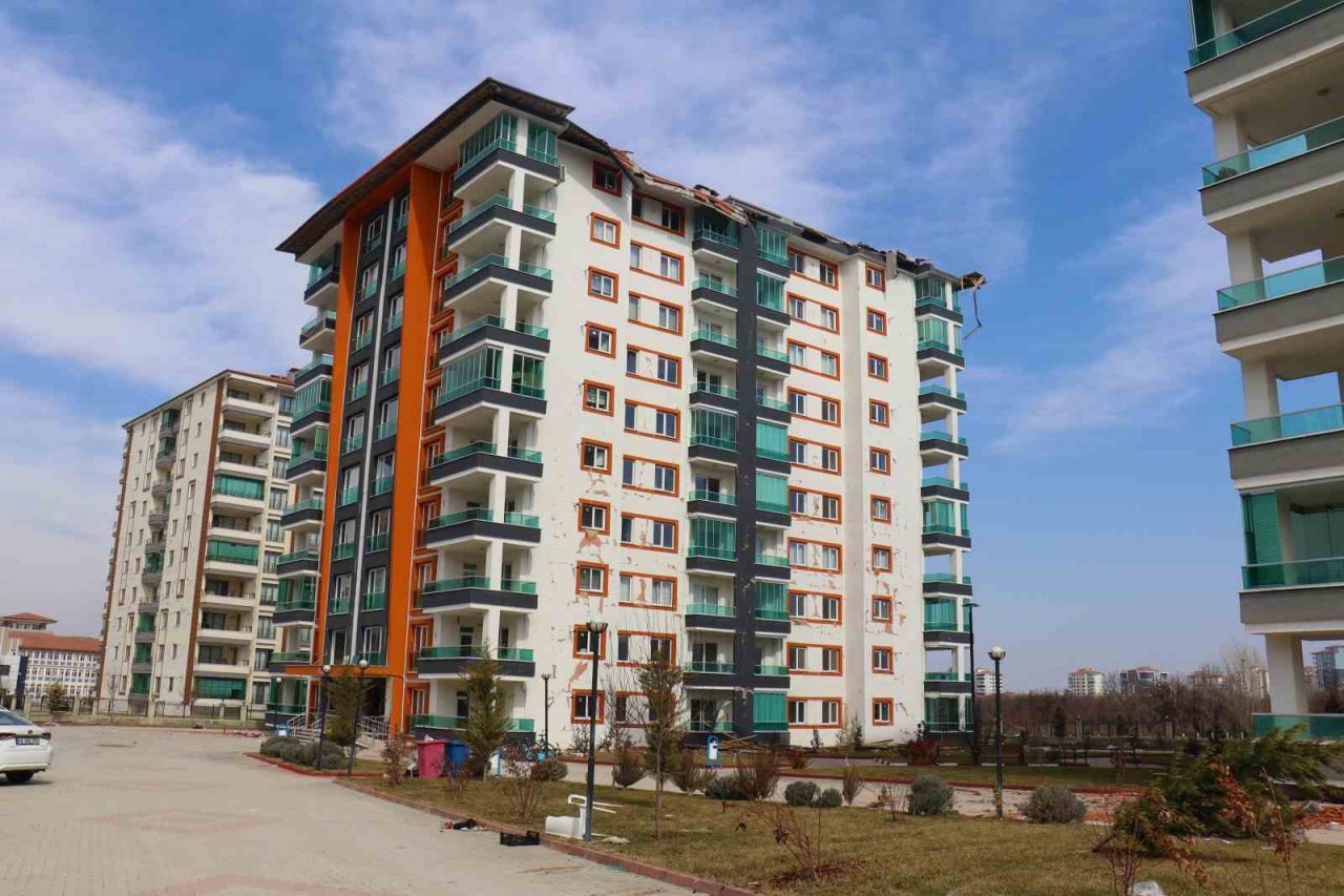 4 yıllık binanın kolon ve kiriş aralarında tahta parçaları çıktı