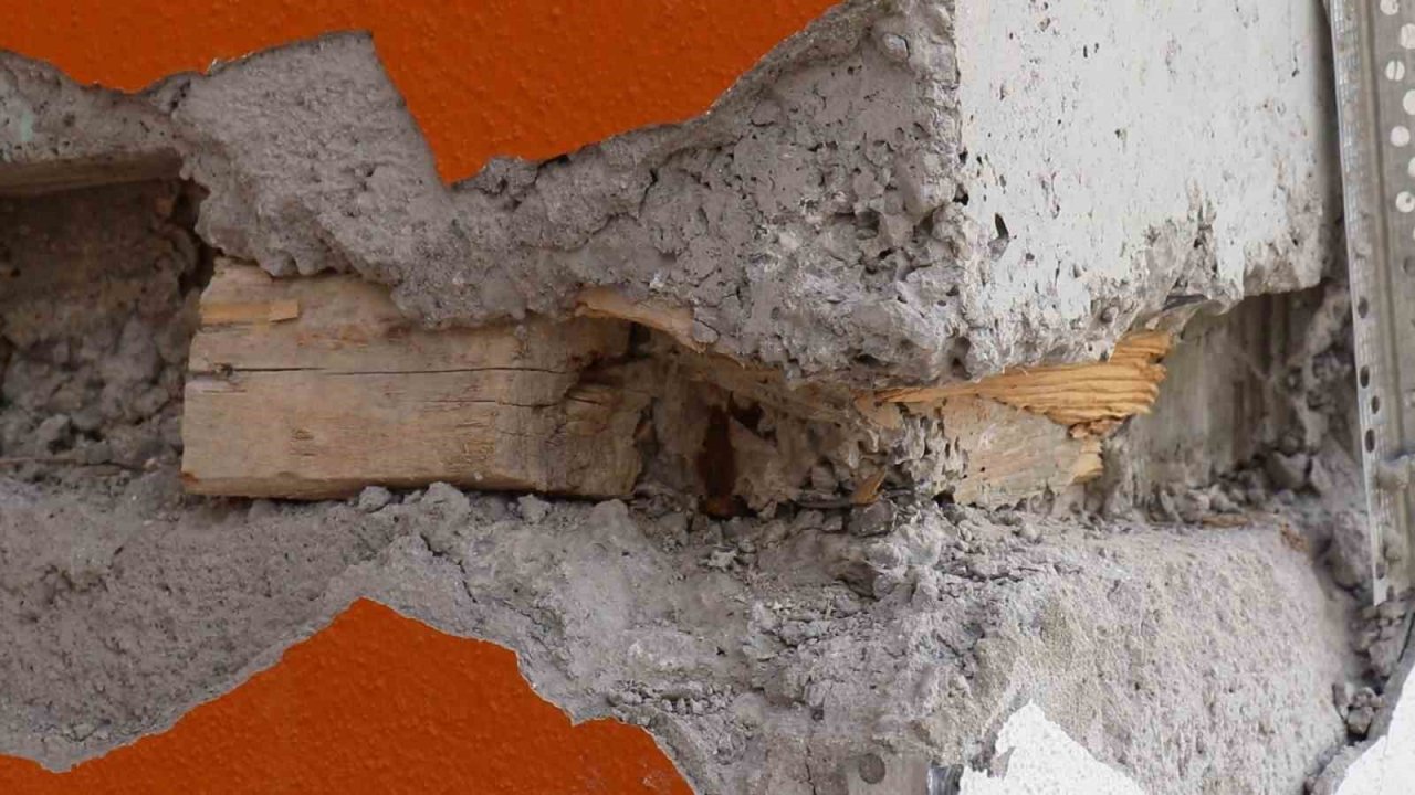 4 yıllık binanın kolon ve kiriş aralarında tahta parçaları çıktı
