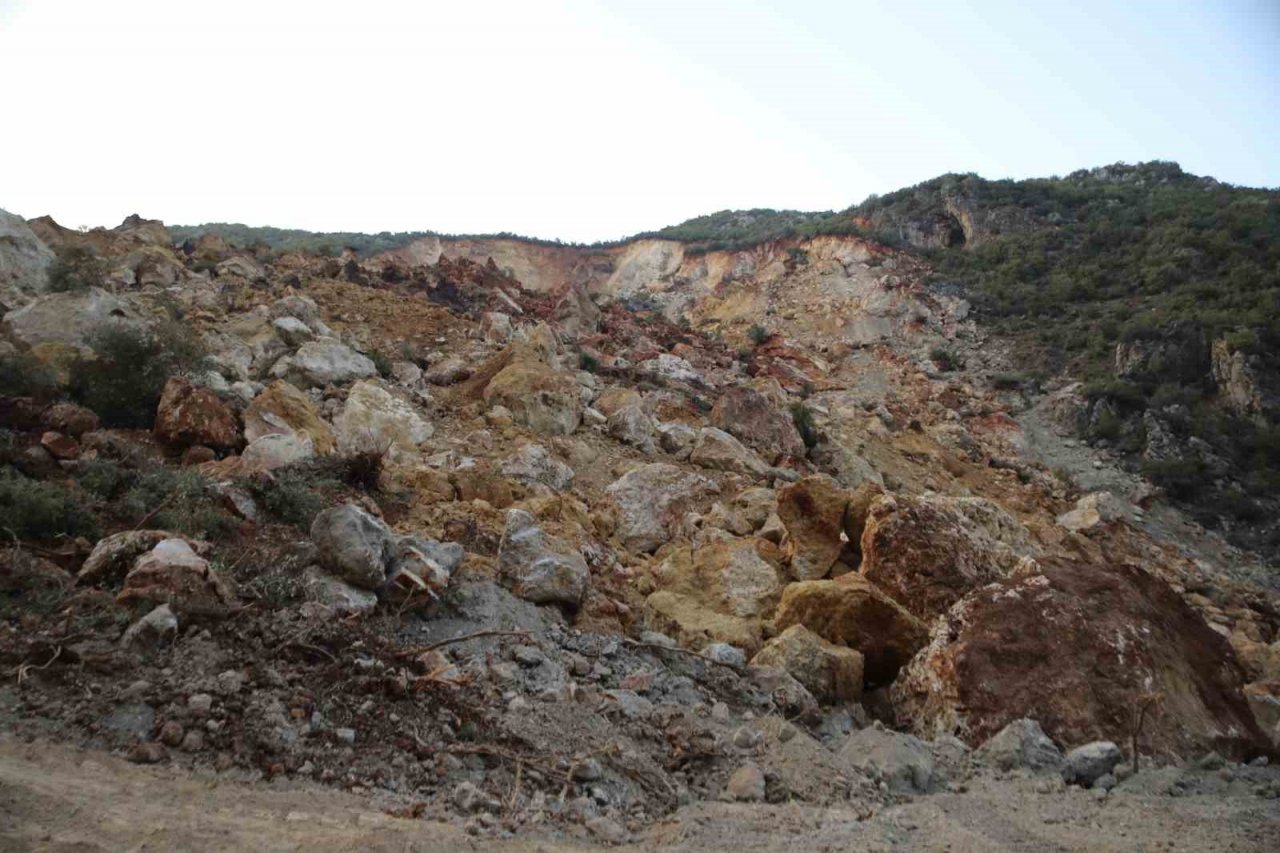 Depremde dağ dağa kavuştu, doğal göl oluştu