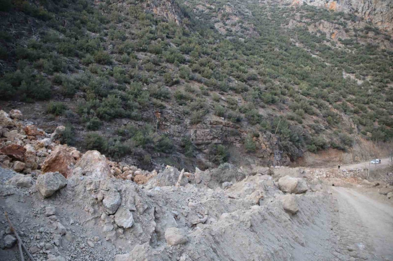 Depremde dağ dağa kavuştu, doğal göl oluştu