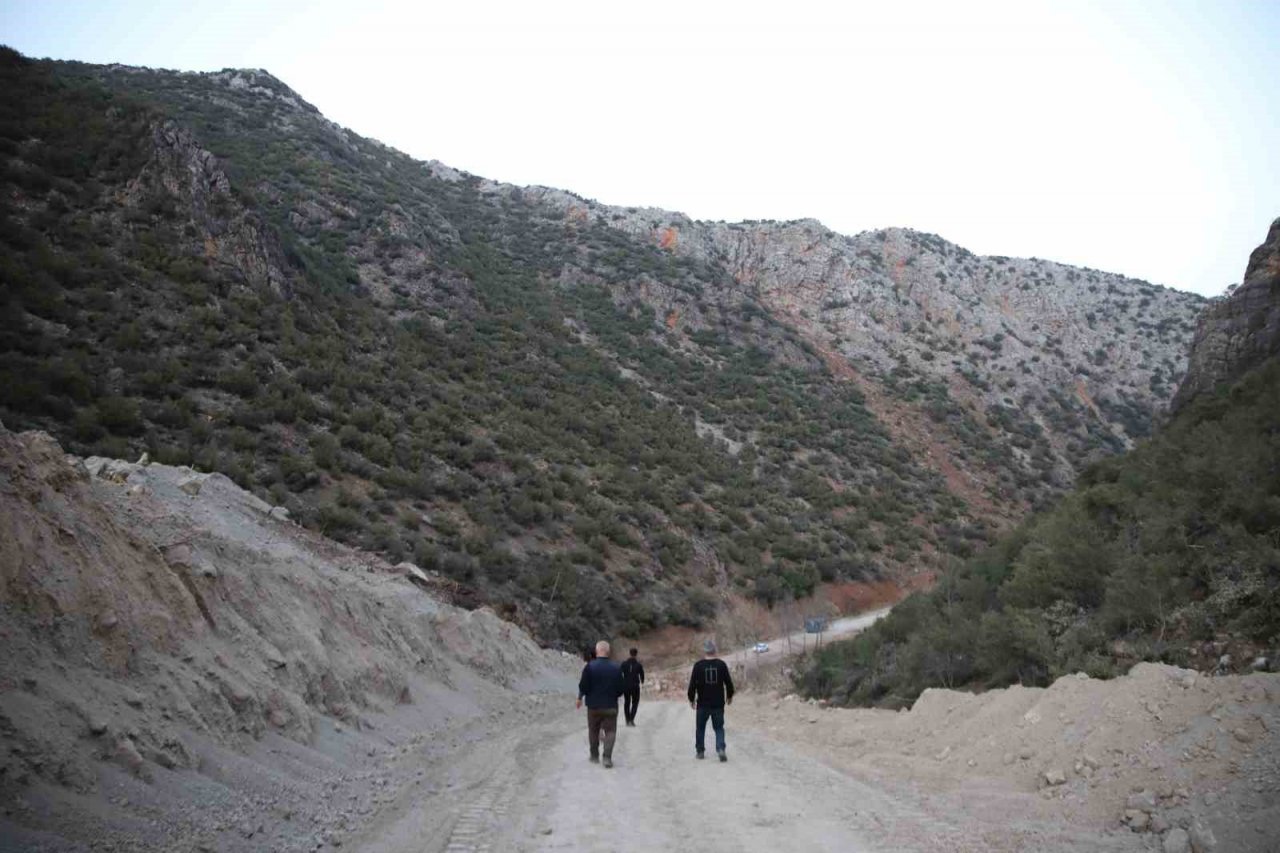 Depremde dağ dağa kavuştu, doğal göl oluştu