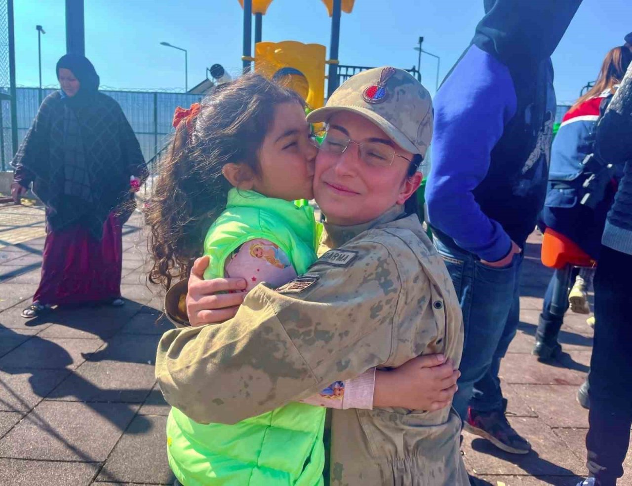 Siirt İl Jandarma Komutanlığı ekipleri, enkazdan 51 vatandaşı sağ çıkarmayı başardı