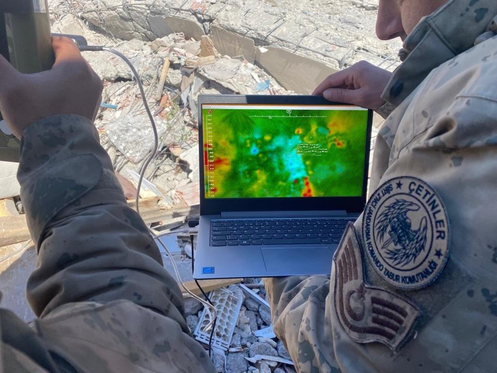 Siirt İl Jandarma Komutanlığı ekipleri, enkazdan 51 vatandaşı sağ çıkarmayı başardı