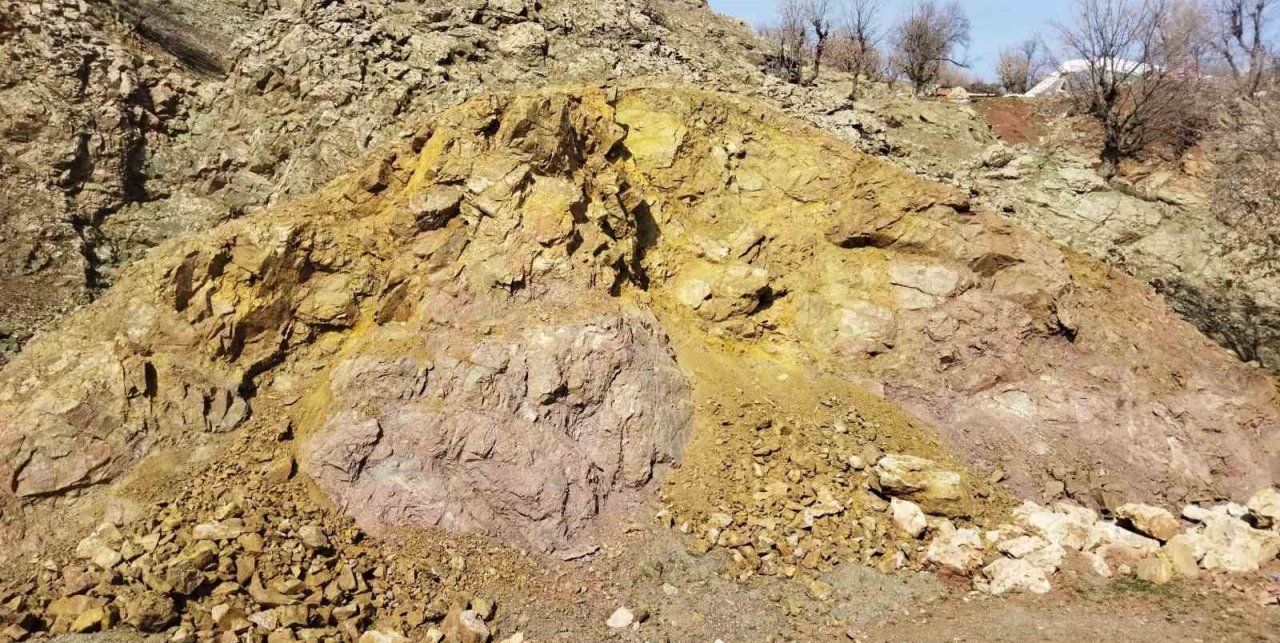 Deprem sonrası dağdan kopan dev kaya parçaları tehlike saçıyor