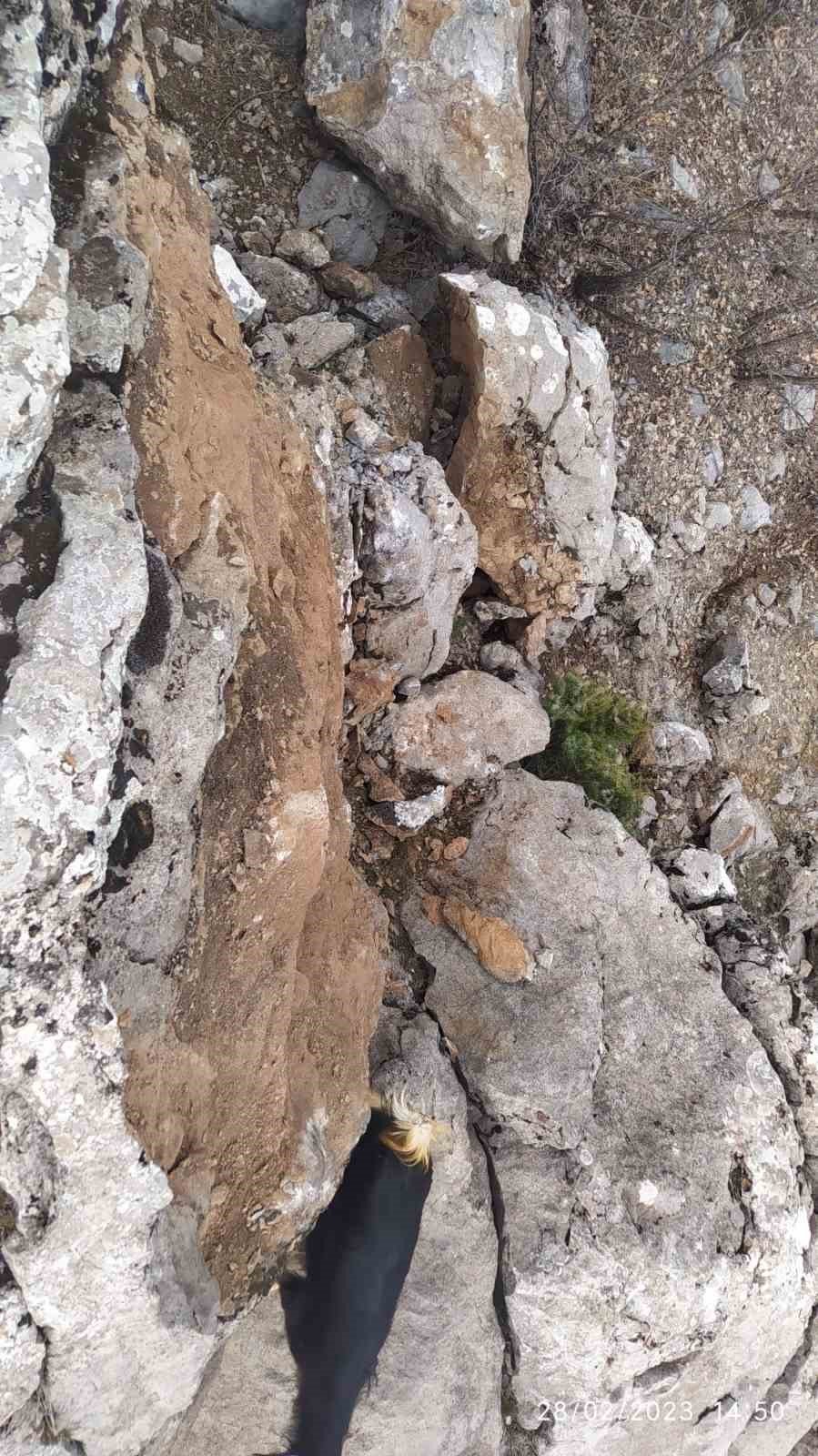 Deprem sonrası dağdan kopan dev kaya parçaları tehlike saçıyor