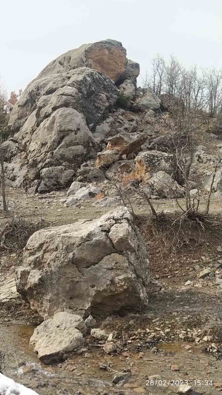 Deprem sonrası dağdan kopan dev kaya parçaları tehlike saçıyor