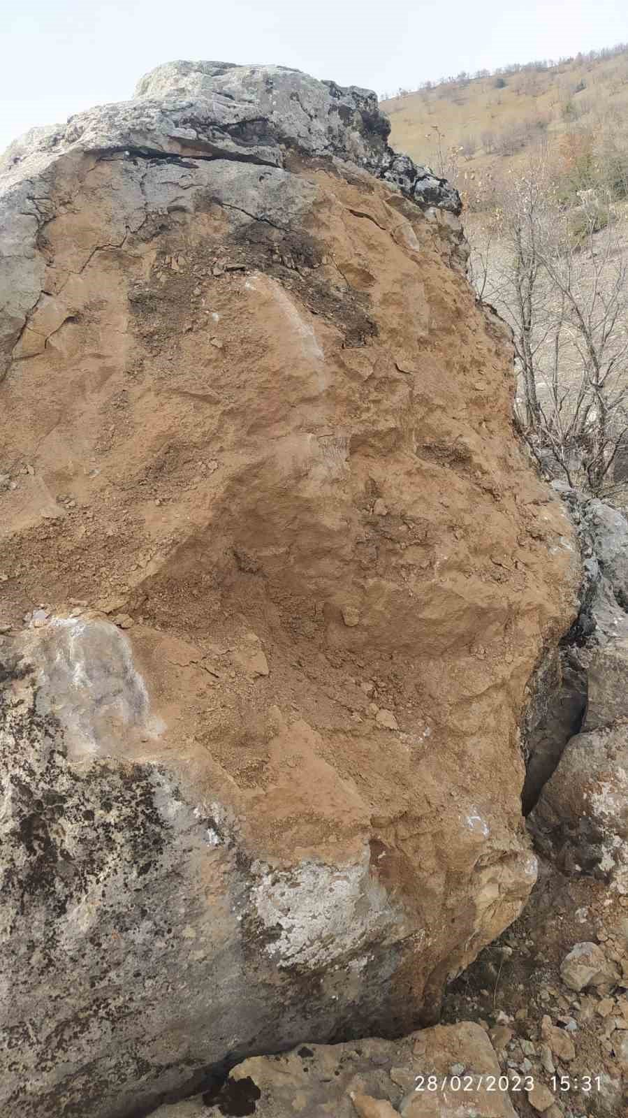 Deprem sonrası dağdan kopan dev kaya parçaları tehlike saçıyor